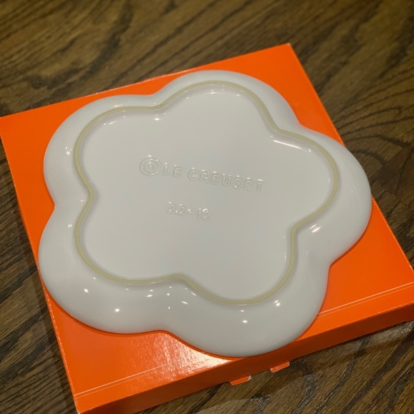 New Le Creuset Ballerina Pink Large Flower Plate 23cm - Picture 3 of 5